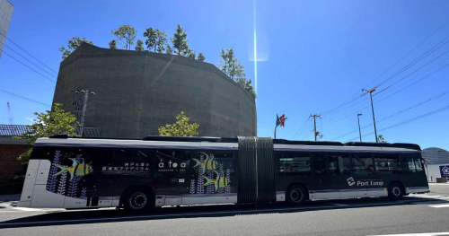 神姫バス「Port Loop」に『AQUARIUM×ART átoa』のラッピングバスが登場　神戸市