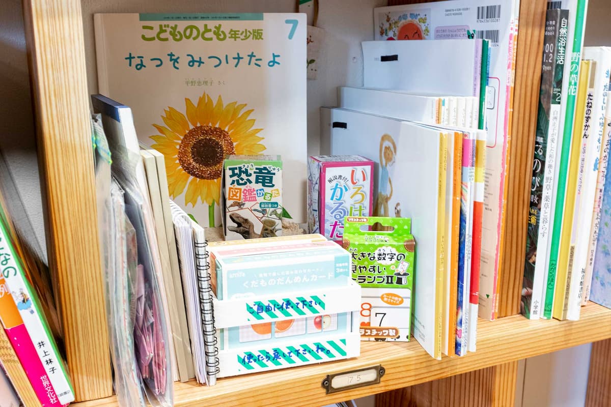 図書係の枡田さんの棚には「本だけでなく遊べるアイテムも置いてほしい」といったリクエストに応えて、かるたやカードゲーム、お絵かきができる自由帳、折り紙なども用意