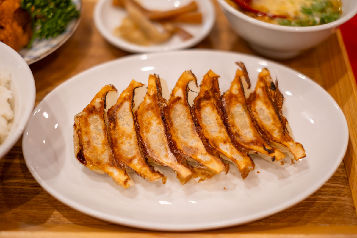 魚の棚商店街『ぎょうざのじんべえ 明石店』で餃子とから揚げに舌鼓　明石市 [画像]