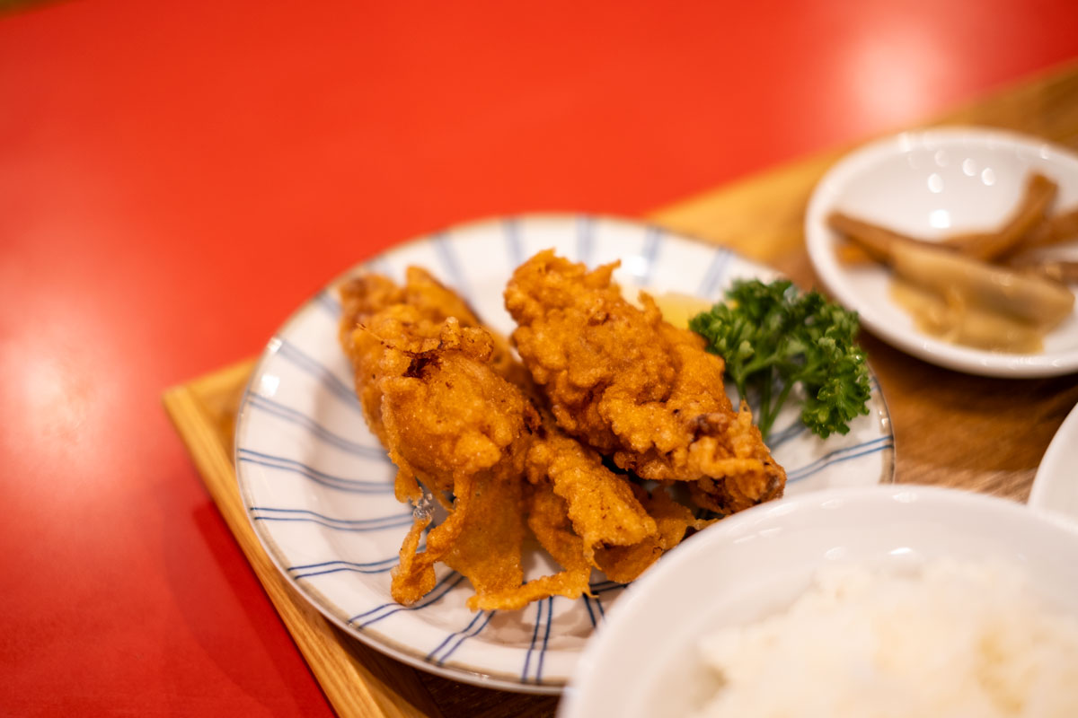 魚の棚商店街『ぎょうざのじんべえ 明石店』で餃子とから揚げに舌鼓　明石市 [画像]