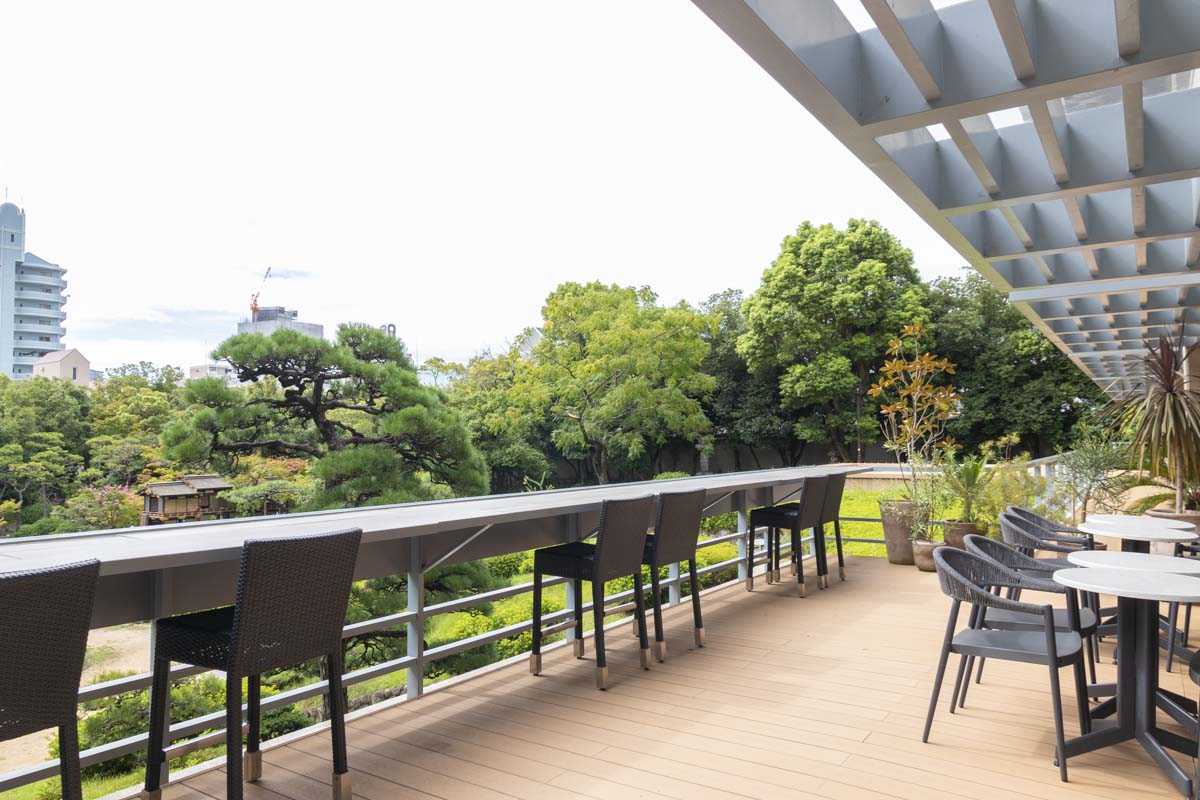 これからの時期におすすめのテラス席は、日本庭園を眺める絶景スポット。秋は紅葉を、初夏には新緑など、四季の移ろいを感じることができます