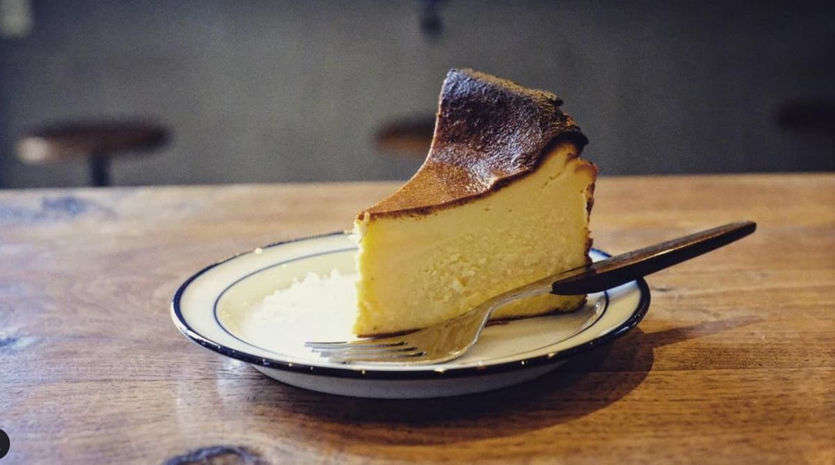 「バスクチーズケーキ」450円（税込）。火の入れ方工夫することで、トロットロの食感を実現したチーズケーキは、コーヒーとの相性も抜群！※同店Instagram写真より