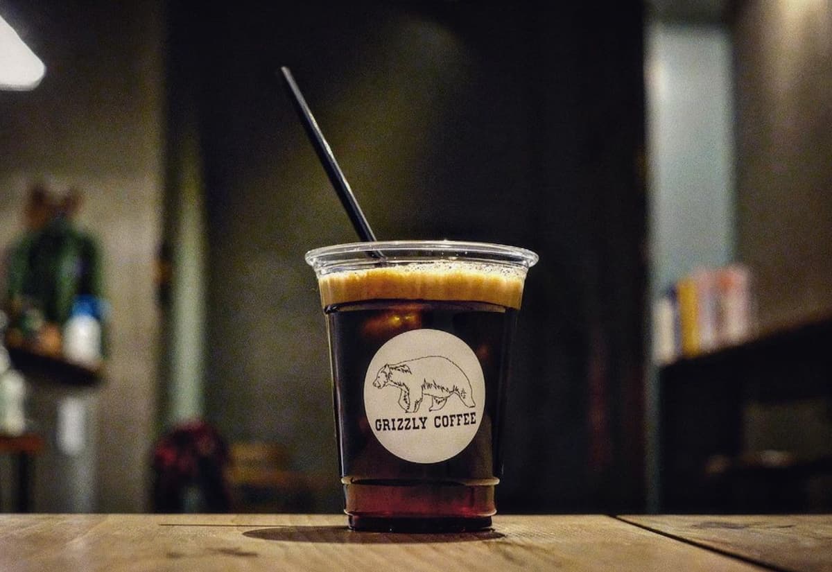 「ダークチェリートニック」650円（税込）。「ザ ドーンフォール」に合わせて作られたドリンク。コーヒーと炭酸を組み合わせ、ビールのような感覚で楽しめるそう ※同店Instagram写真より