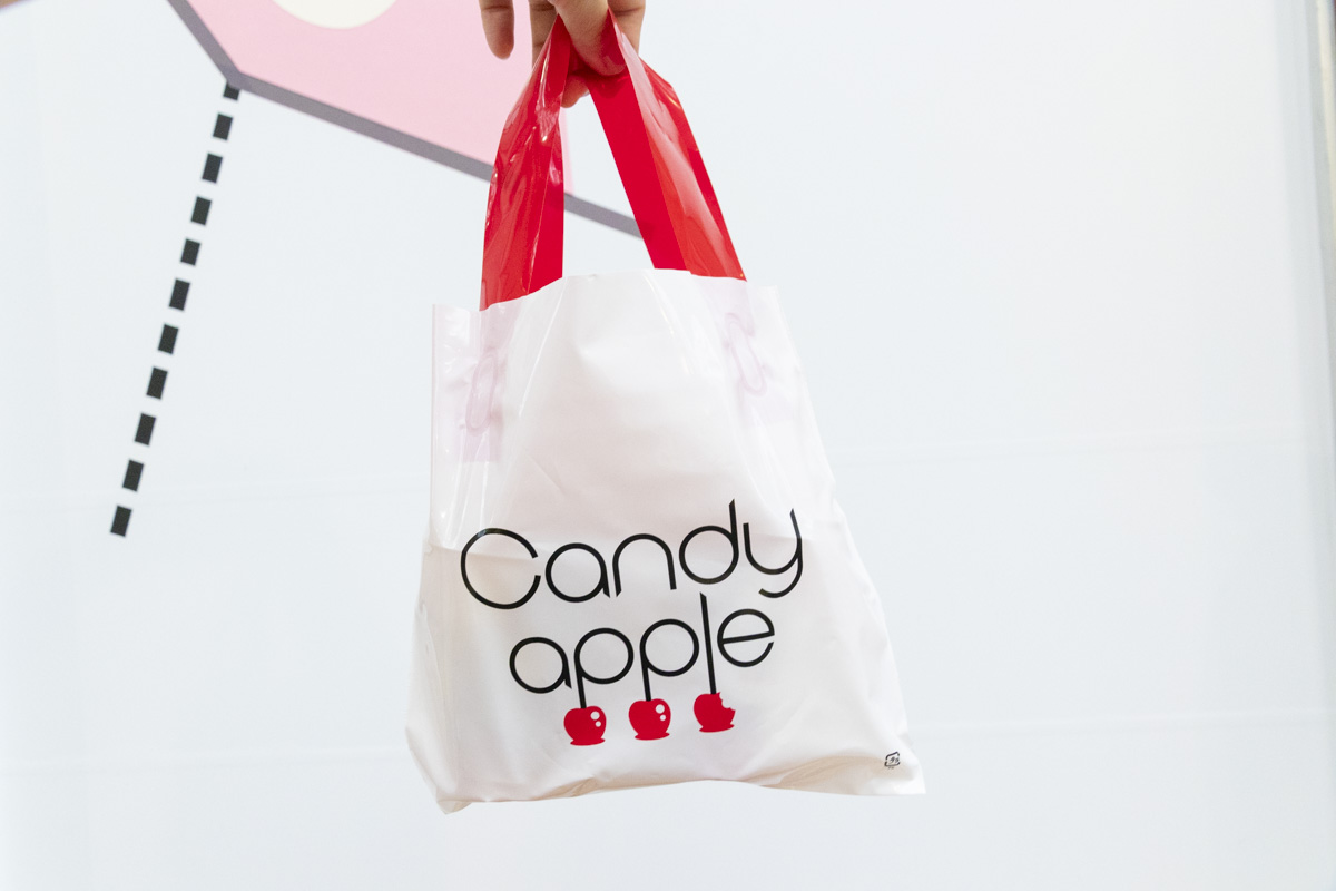 りんご飴丸々一個の持ち帰りも可能で、ショップバッグもとってもかわいい♪