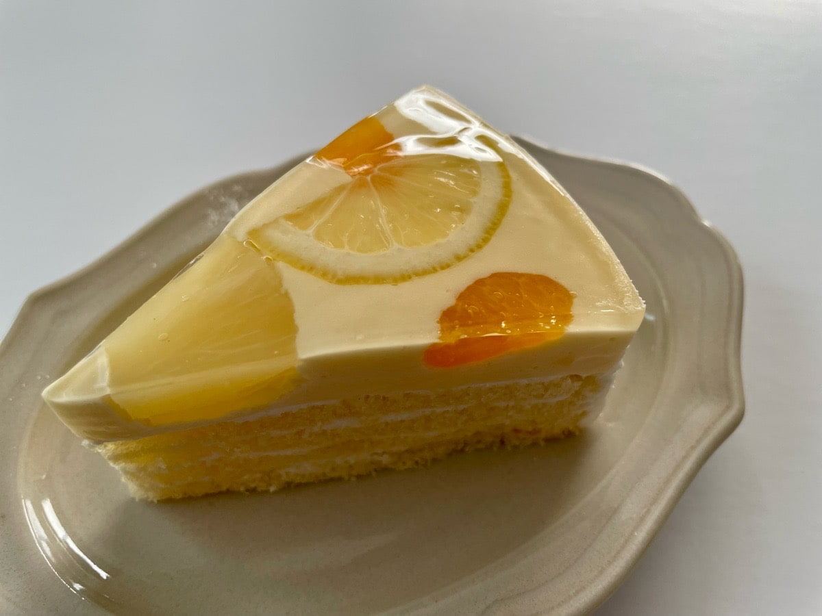 「レモンケーキ」310円（税抜）レモンはしっかり酸っぱい！今でも現役の初代作「レモンケーキ」は、子どもから年配者にまで人気です&nbsp;