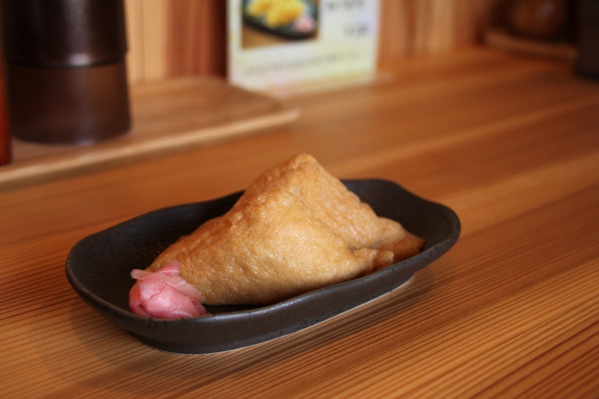 「あげ寿司」 250円（税込） 口の中でプチプチの胡麻がはじける箸休め的存在。うどんの出汁とも相性◎