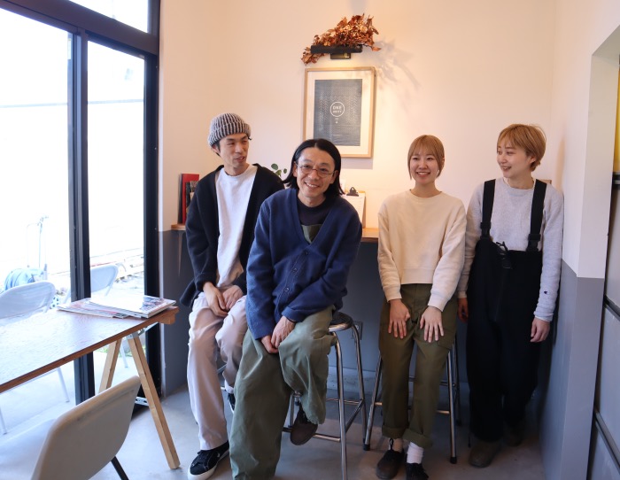 『チーム birica』左から二人目が藤井さん。カフェ責任者としてスタッフを束ねている