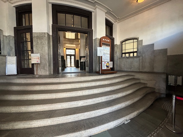 ゆるやかなアーチを描く階段が印象的な「東門入口」も映画の撮影で使用されたそうですよ！