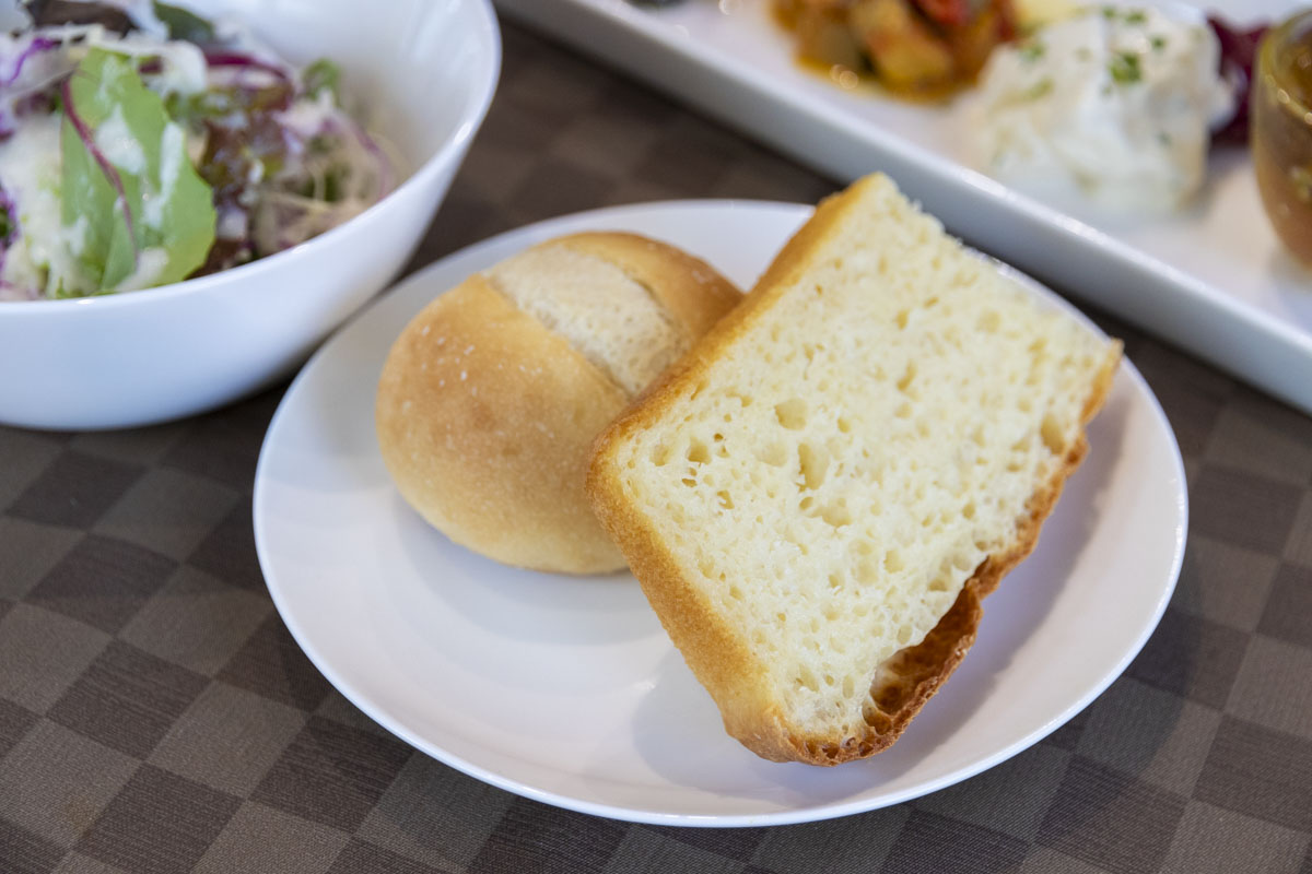 小麦の香りが心地よい「白パン」と、イタリアに滞在した際に出会ったというもっちり食感の「フォカッチャ」の2種類