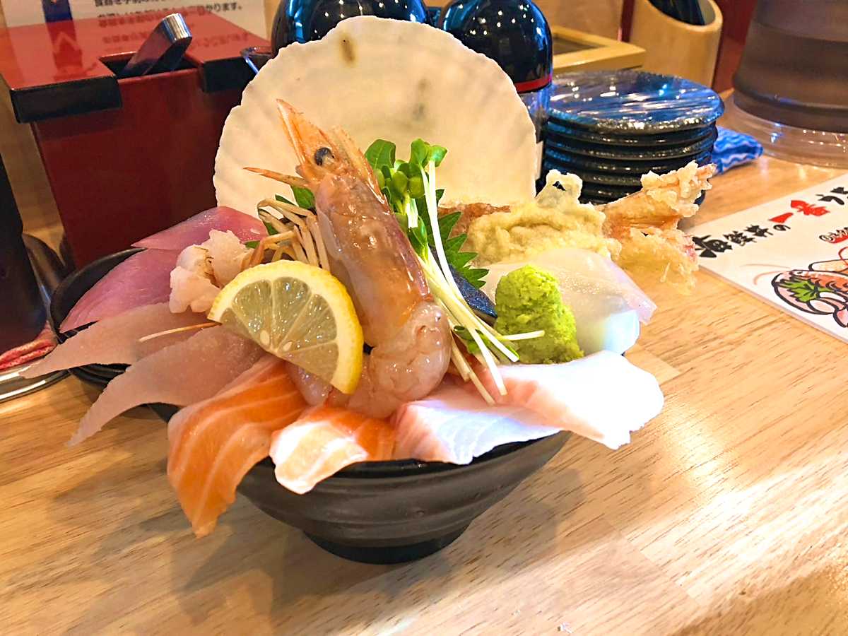 「海鮮丼」　990円（税込）