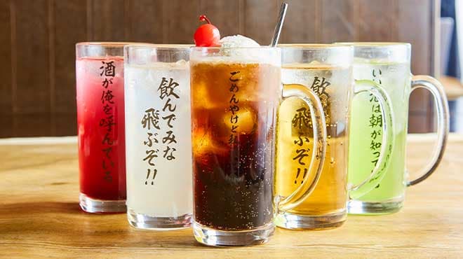 「コーラフロートサワー」450円、「各種サワー」290円〜（各税込）