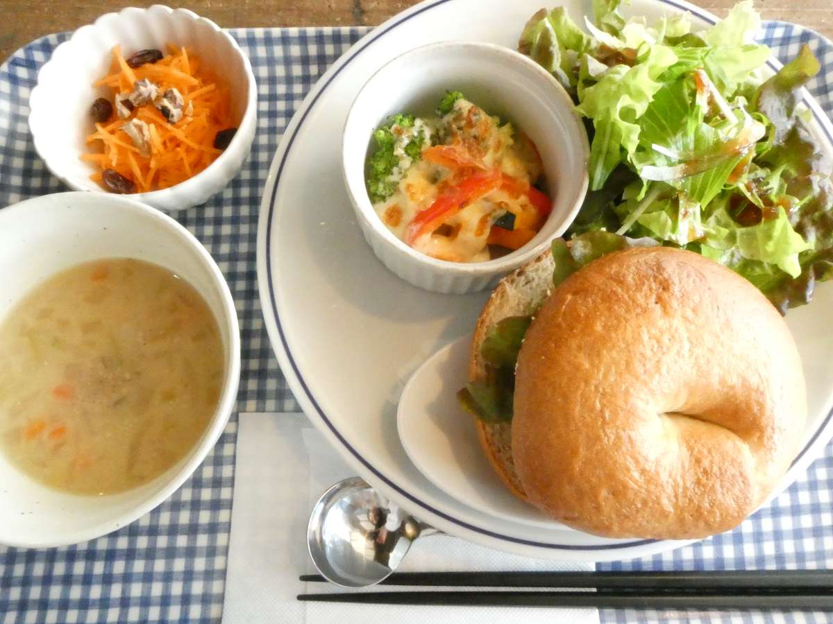 「ベーグルサンドランチ」のドリンクセット 1,100円（税込）※週ごとにスープと小鉢の内容は異なります