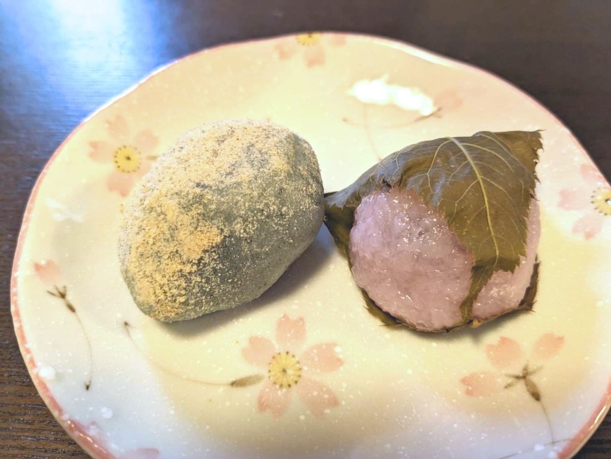 左から「草餅」、「桜餅」各100円（税込）
