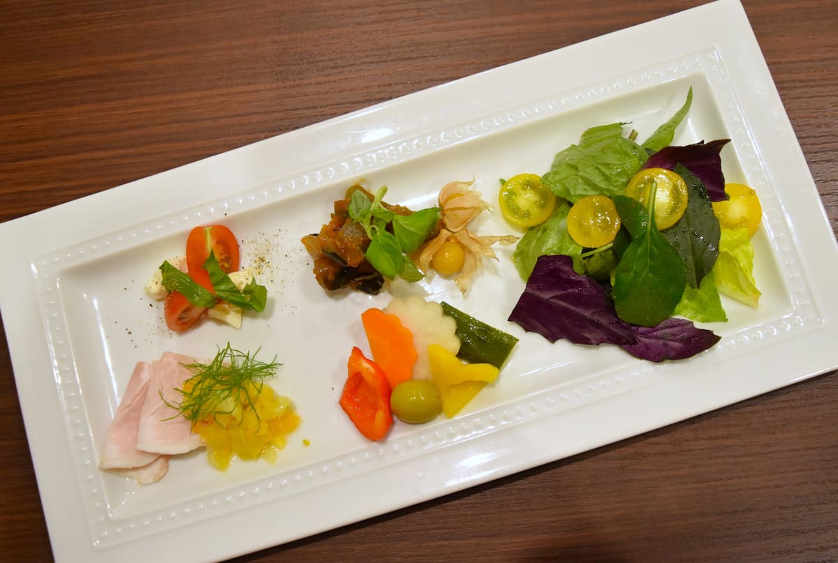 「5種の前菜」左上）カプレーゼ、中上）カポナータとゴールデンベリー左下）白金豚のロースハムとみかんのマリネ、中下）ピクルス、右）サラダ