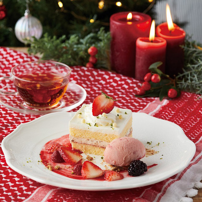 「苺とアーモンドクランチのクリスマスケーキプレート（紅茶付き）」1,580円（税込）