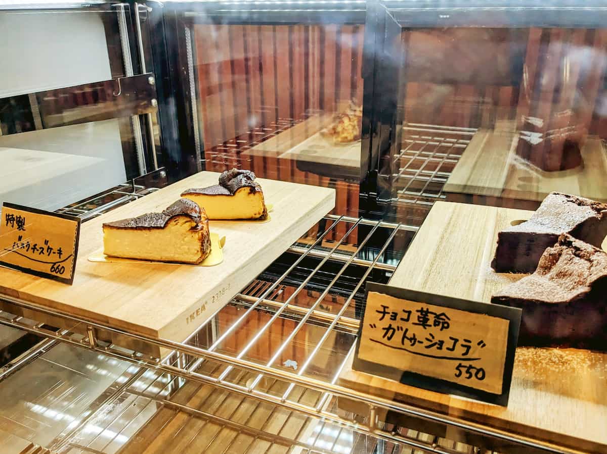 洲本の『sumoto食茶ron hanaSorami』のパティシエール中野沙耶さんが作る（左）「バスクチーズケーキ」660円（税込）、（右）「ガトーショコラ」550円（税込）