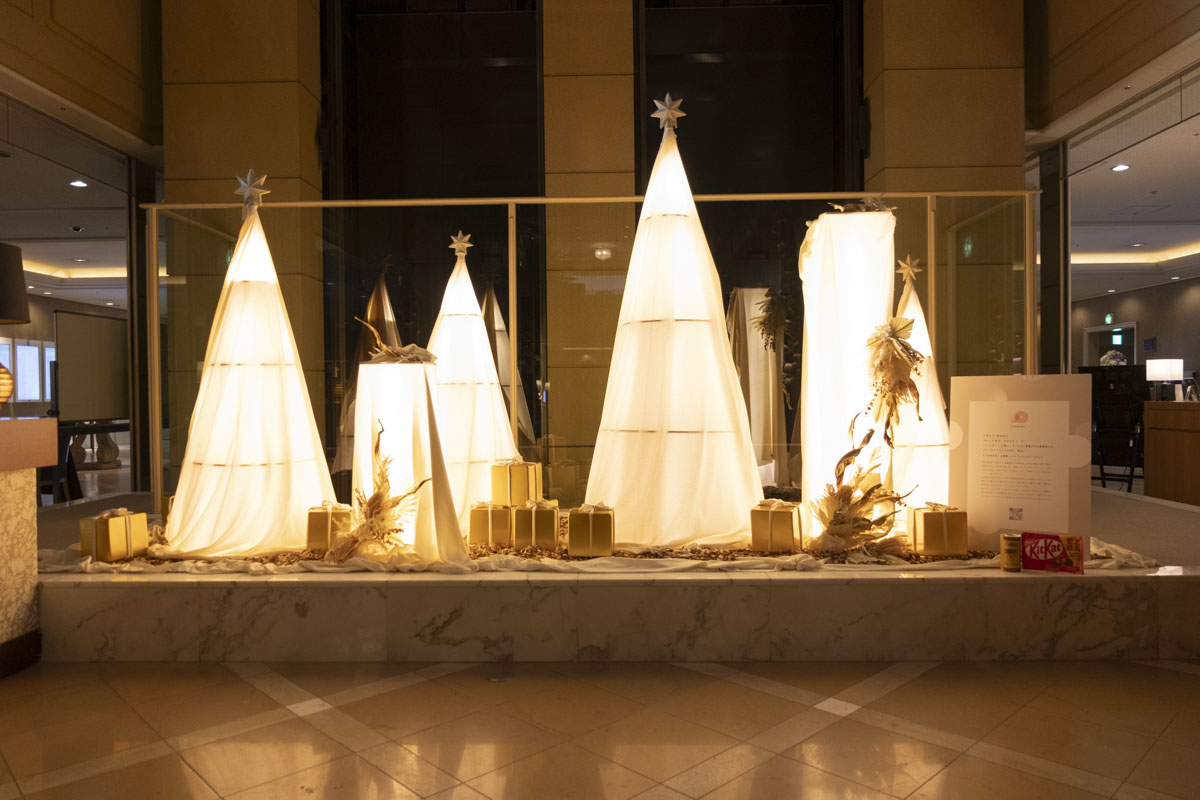 神戸メリケンパークオリエンタルホテルに「サステナブルなクリスマスツリー」が誕生 [画像]