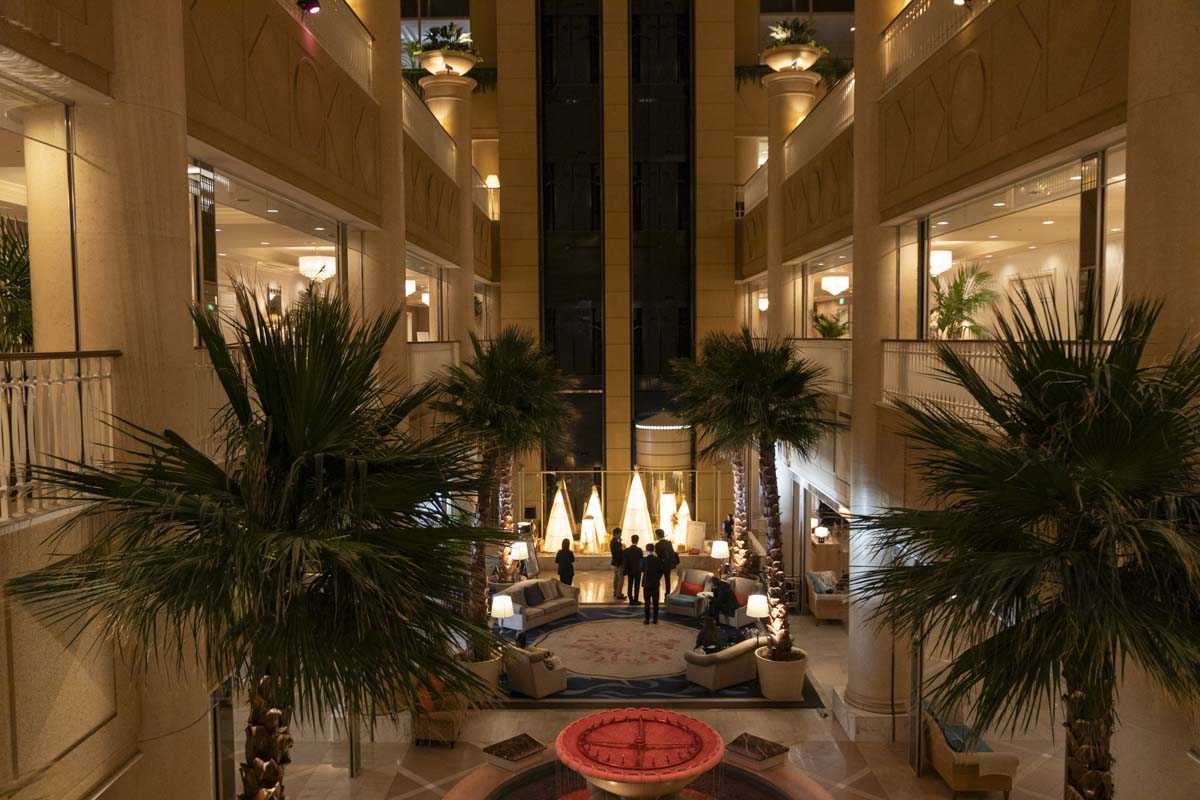 神戸メリケンパークオリエンタルホテルに「サステナブルなクリスマスツリー」が誕生 [画像]