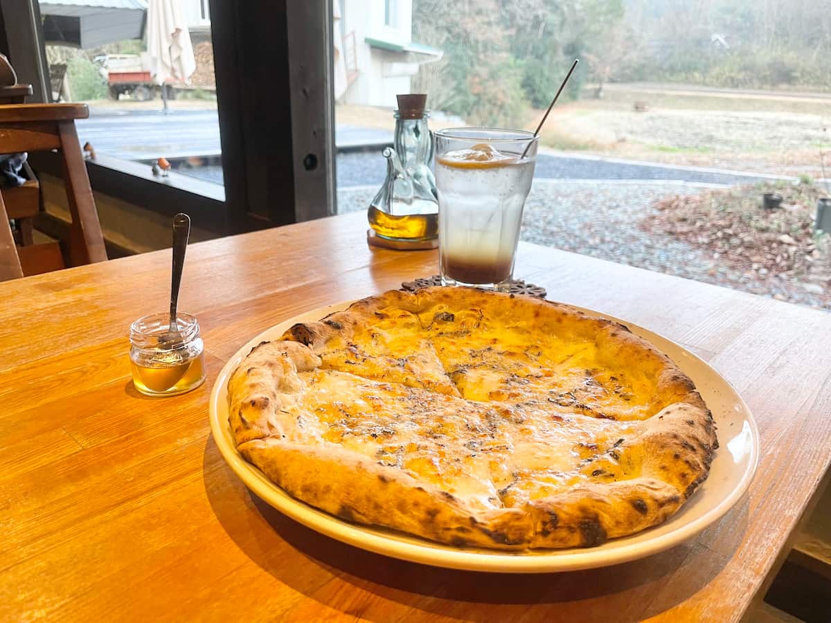 大沢町の古民家カフェ『pizza&amp;cafe まる。』で焼き立ての薪焼ピッツァを食べました　神戸市 [画像]