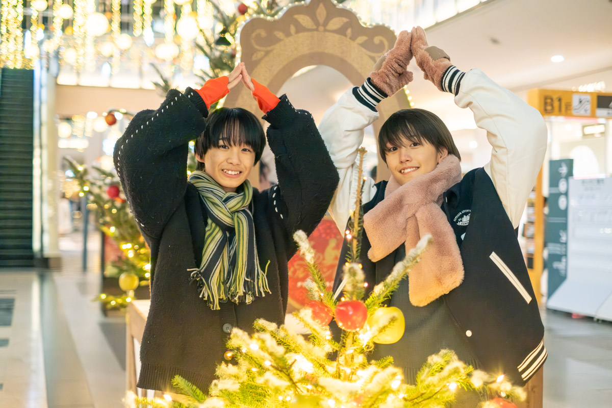 クリスマスツリーのポーズ？（笑）。左から：津山晄士朗（つやま こうしろう）、田中幸真（たなか ゆうま）