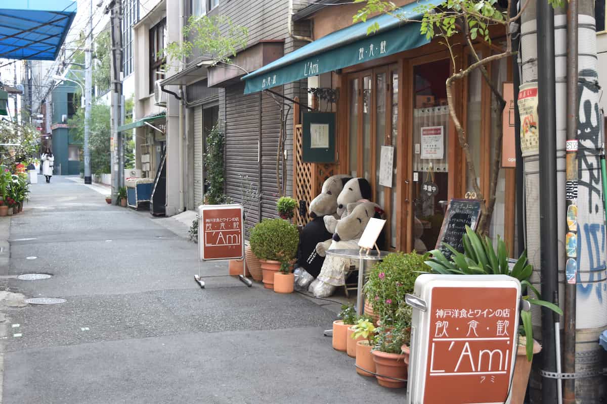 JR元町駅から徒歩4分、飲食店や服飾店の立ち並ぶ通り沿いの店舗