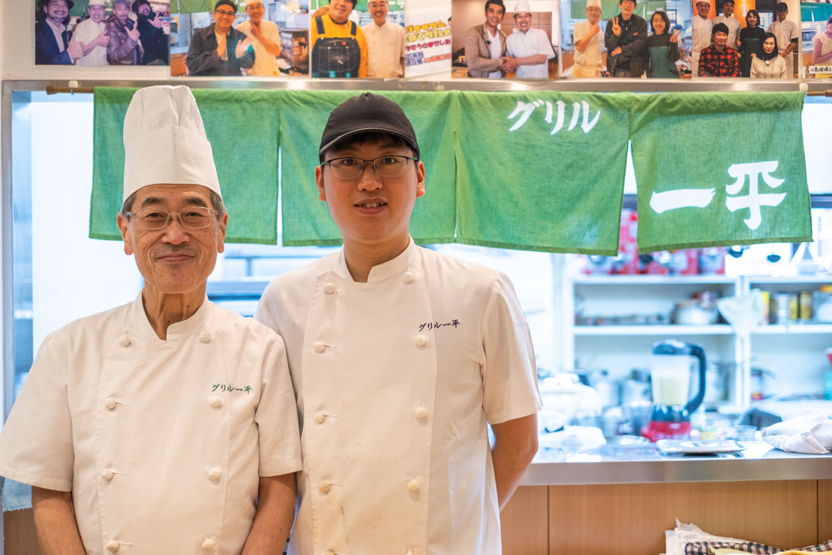 （左）会長の山本隆久さん、（右）新開地本店店長の周剣明さん