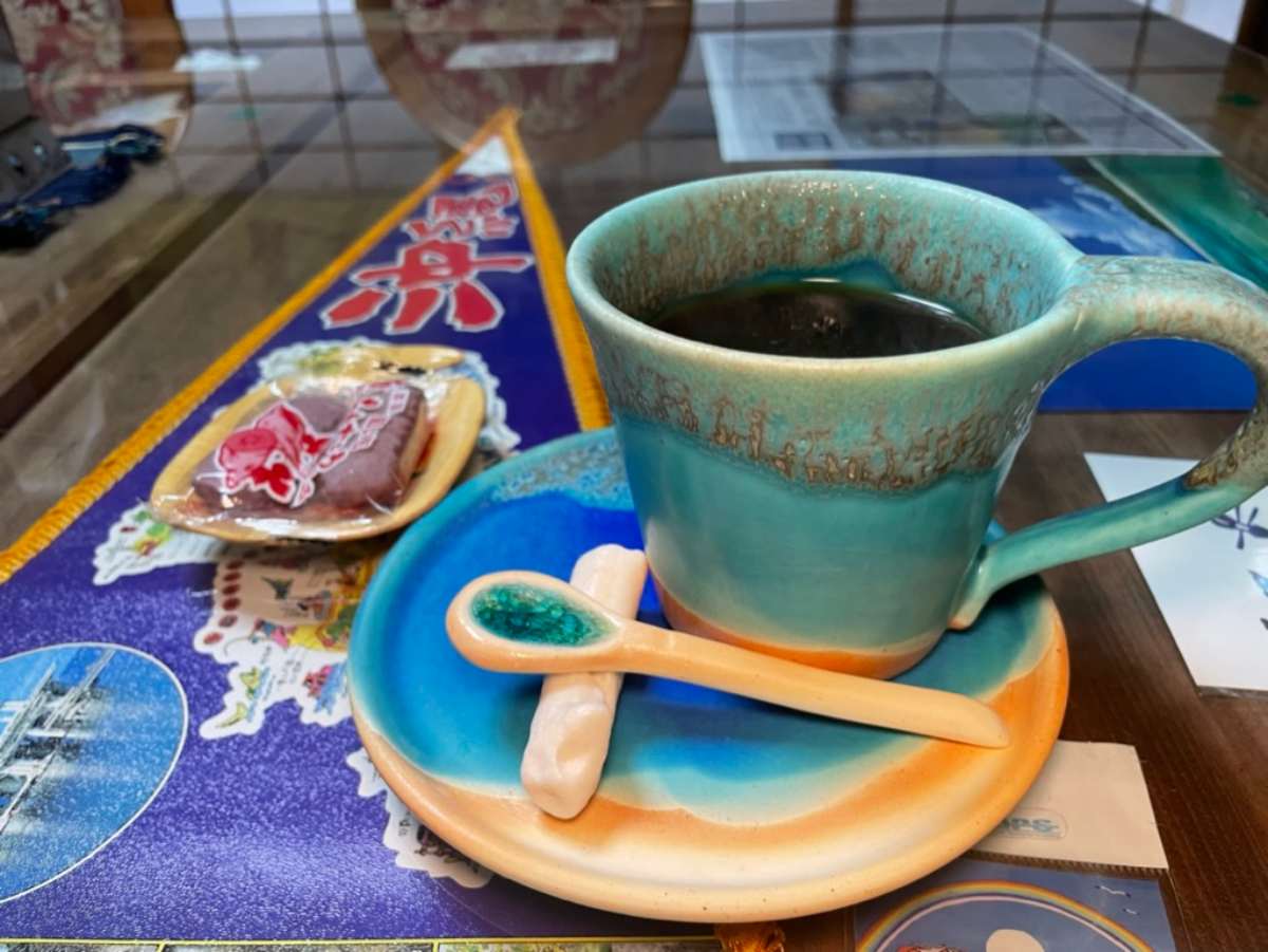 食後のコーヒー　コーヒーカップはうるま陶器「青い器」