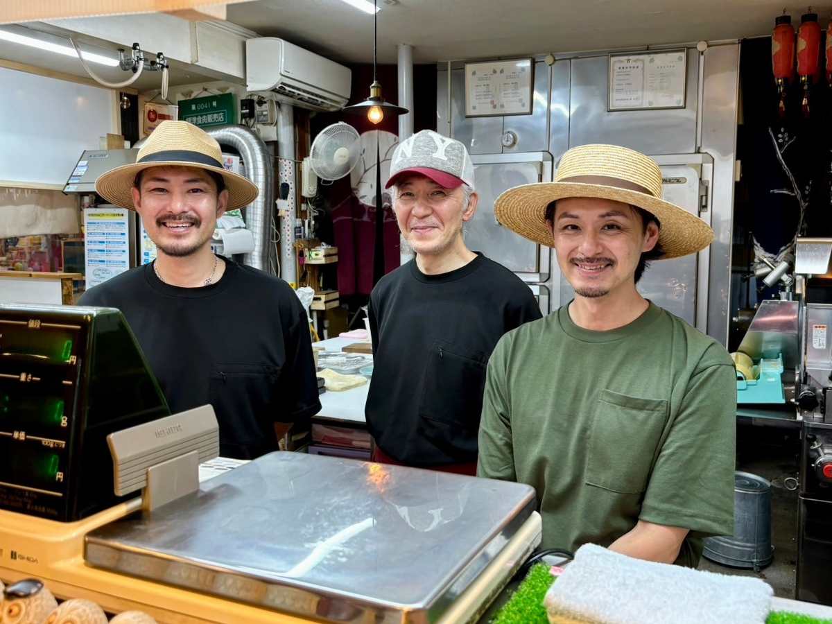 戦争も震災も乗り越えた灘の老舗『土居精肉店』が提供する週末限定スティックバーガー　 神戸市 [画像]