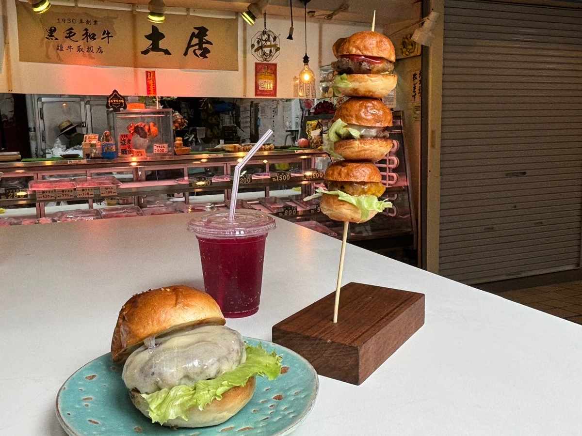 「チーズバーガー」930円、「スティックバーガー」700円（各税込）