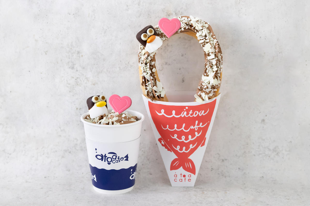 左：「恋するペンギンココア」680円、右：「恋するペンギンチュロス」800円（共に税込）