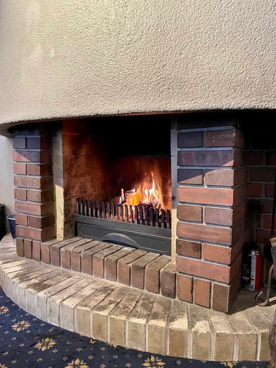 昔ながらの暖炉は、数十分に一回様子を見ながら維持されています&nbsp;