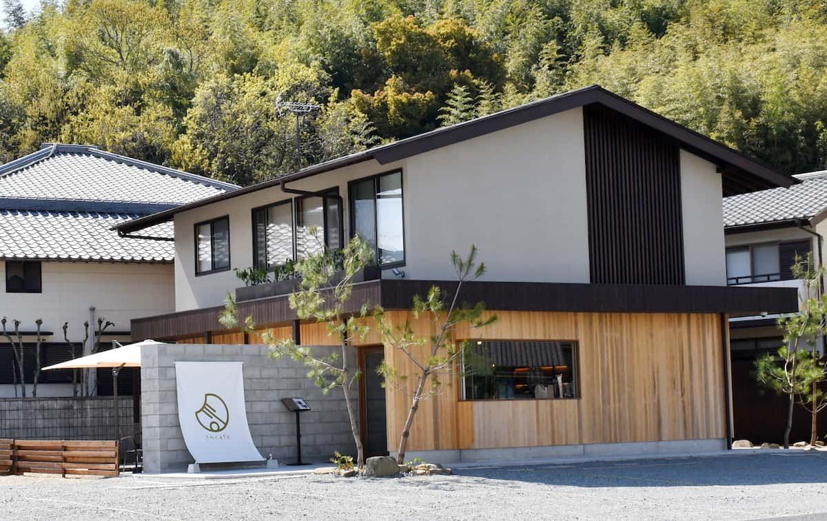 木の壁がお洒落な一戸建ての店舗