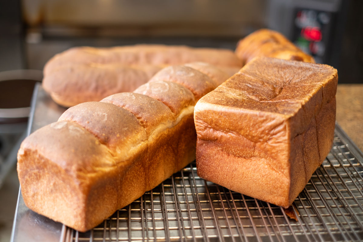 「角食パン」1斤 464円（税込）。和の食材や料理との相性も良いそうで、納豆トーストは最高なんだとか