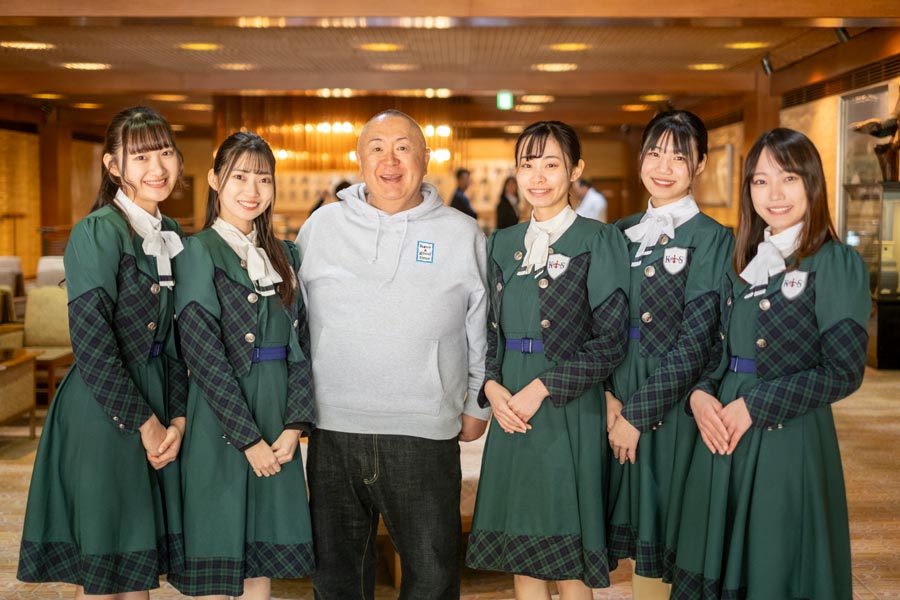 （左から）村田せれなさん、廣瀬未沙さん、松村邦洋さん、大出姫花さん、深田あゆみさん、曽谷 蘭さん