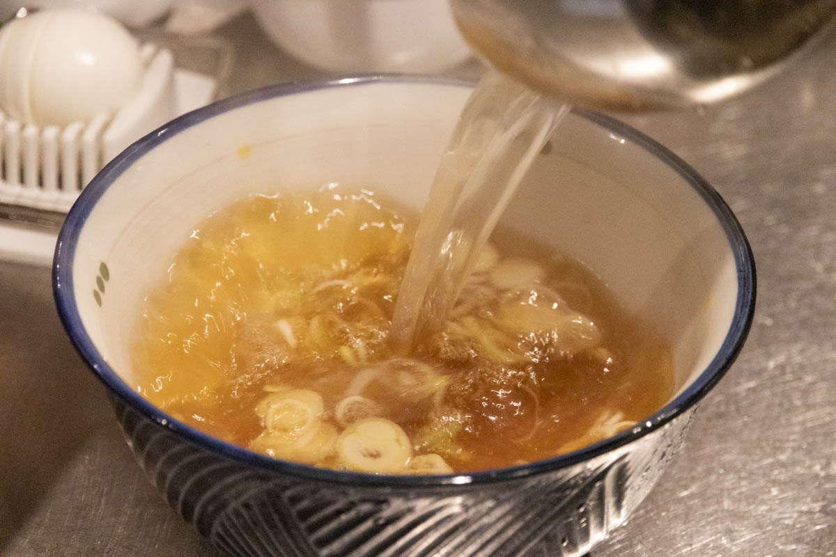 豚ベースのスープは透き通るような黄金色！