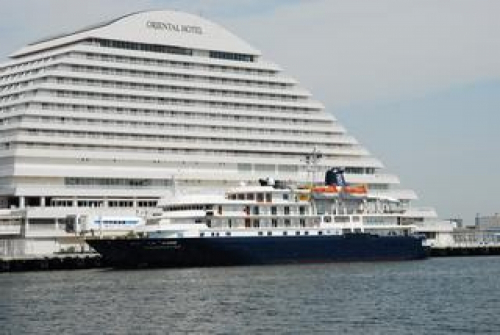 外国客船「カレドニアン・スカイ」が神戸港に入港　神戸市中央区