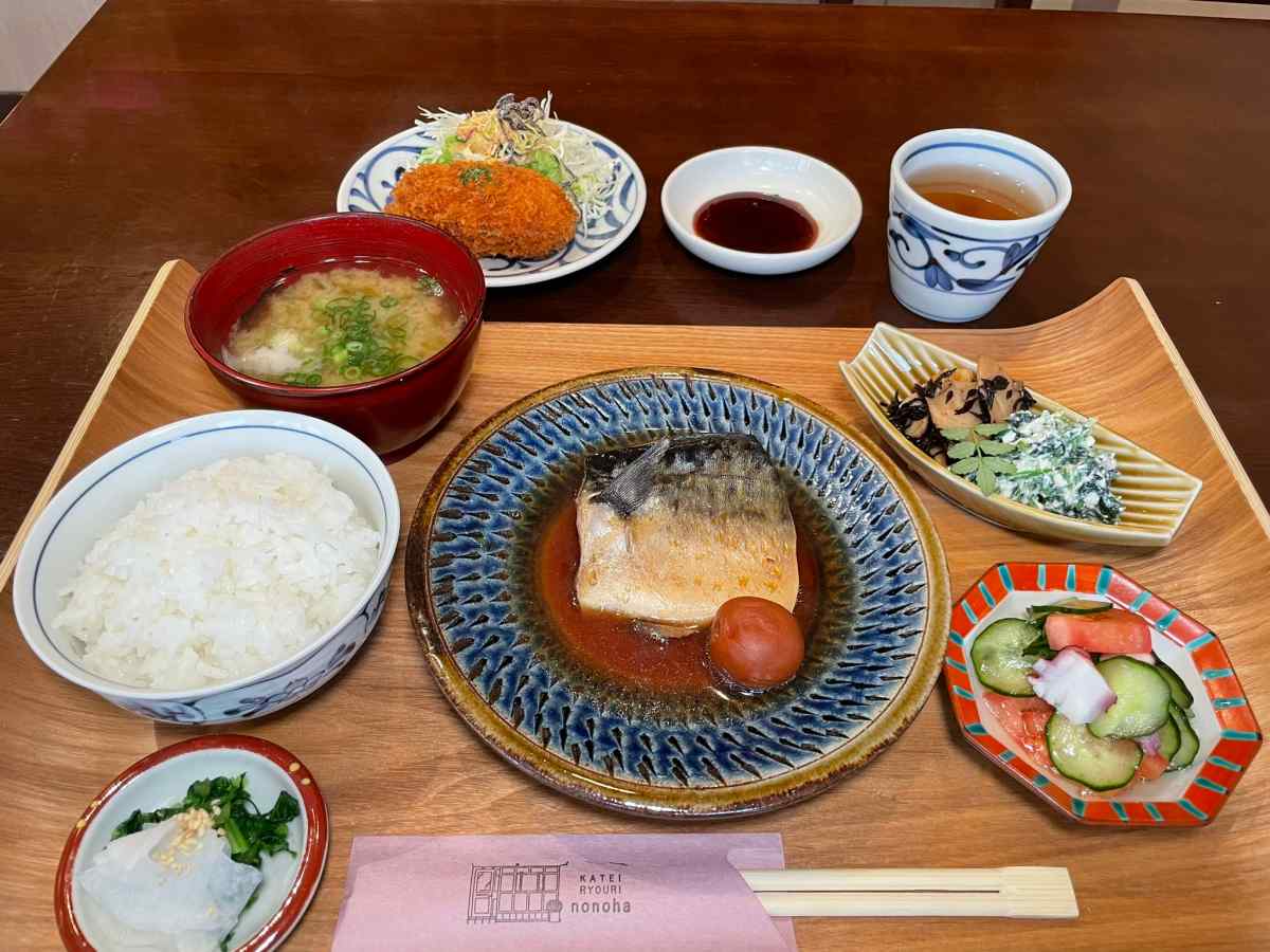 「鯖の梅干し煮＆クリームコロッケ定食」1600円（税込）