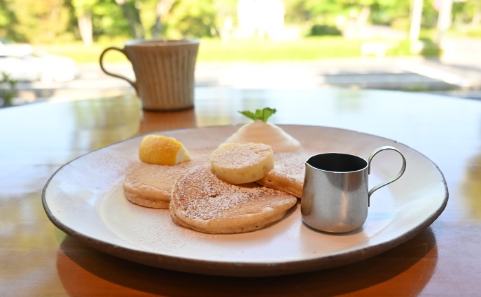 ランチ限定パンケーキ（はちみつバター・メープルシロップ付）　330円（税込）