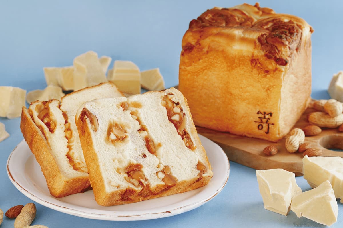 「贅沢ナッツとホワイトチョコレートの食パン」1,000円（税込）