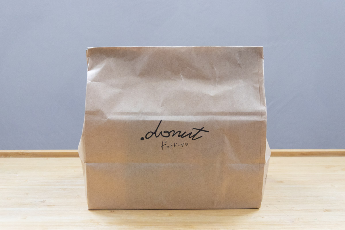 包装はシンプルな紙袋のほか、有料の手提げ袋やボックスなどを選ぶことができますよ。