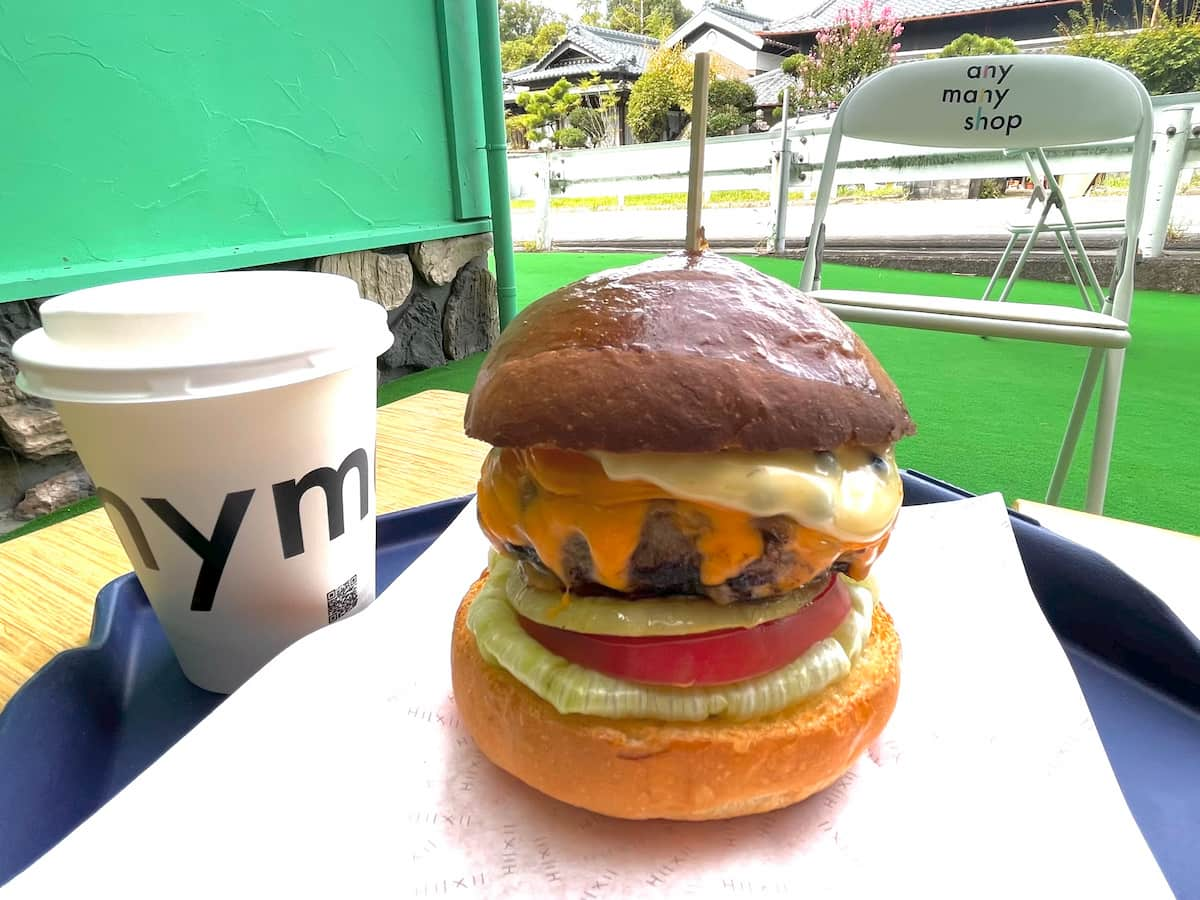 「L&amp;aチーズバーガー」1,300円（税込）、「自家製ブレンドコーヒー」200円（税込）