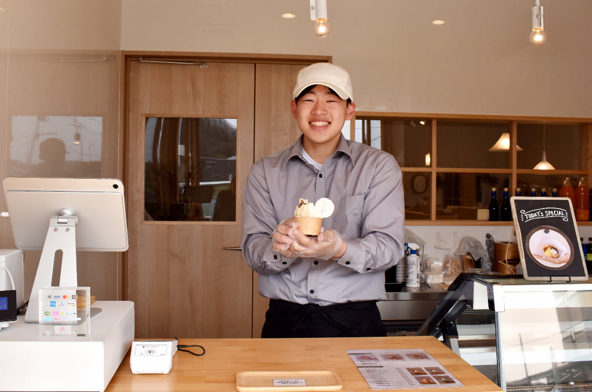 カフェ担当の堀内晶太さんがステキな笑顔で迎えてくれます