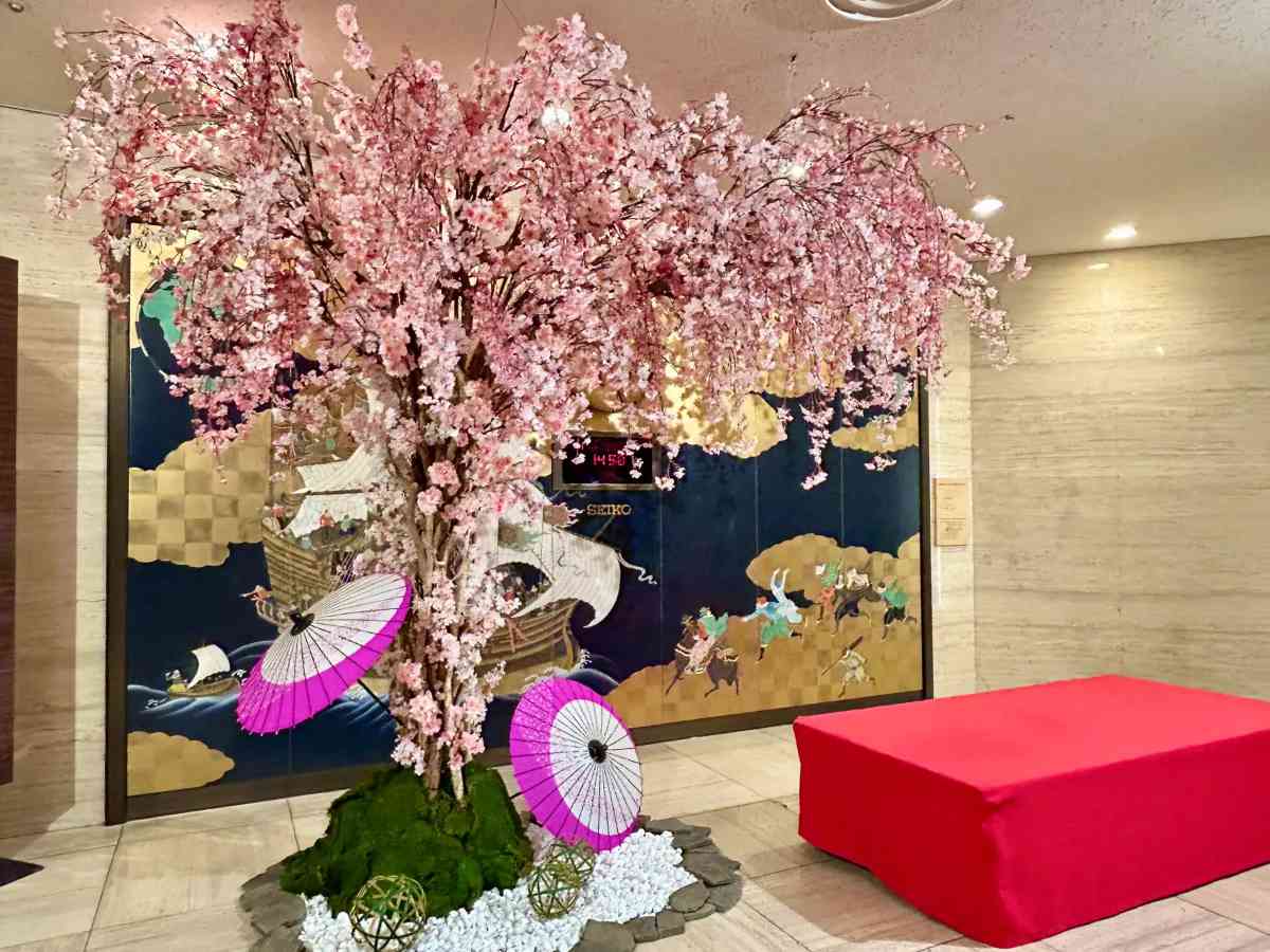 神戸ポートピアホテルに「しだれ桜のフォトスポット」が登場　神戸市 [画像]