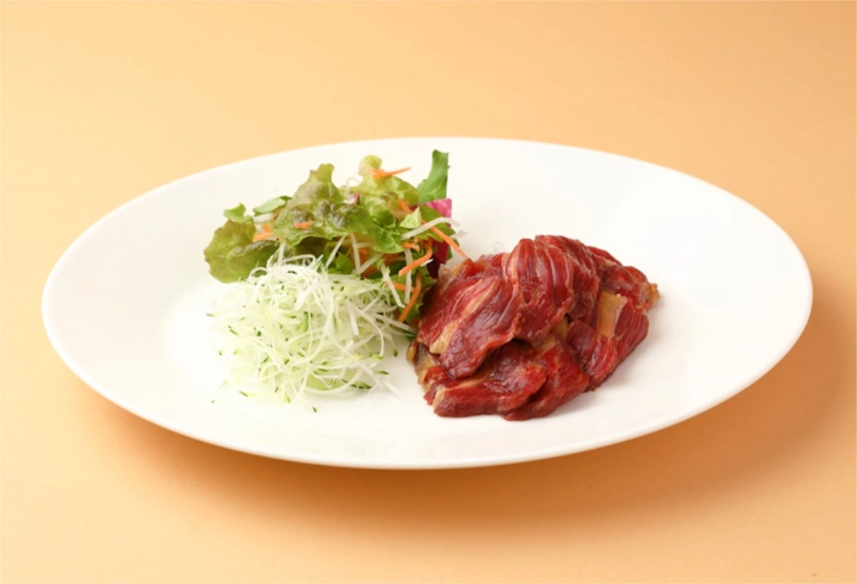「桜肉のたたき・刺身の五香ガーリックソース」2,800円（税込）