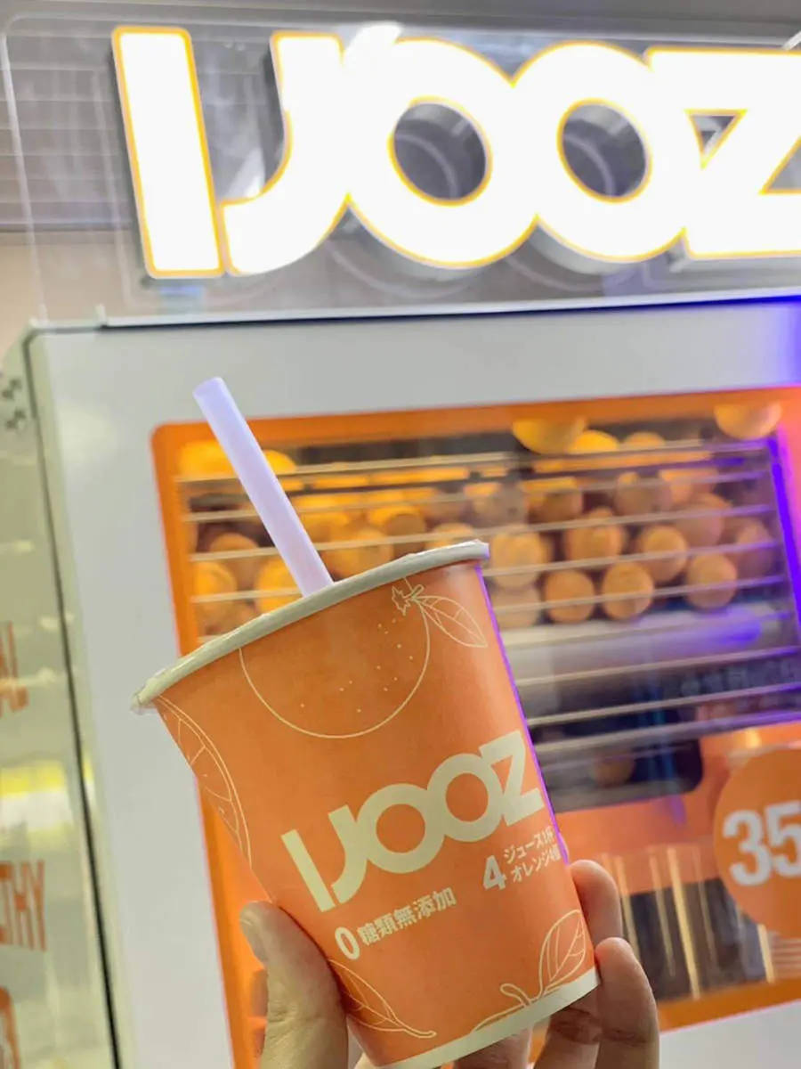 三宮センター街で350円搾りたてオレンジジュース自販機「IJOOZ」稼働開始　神戸市 [画像]