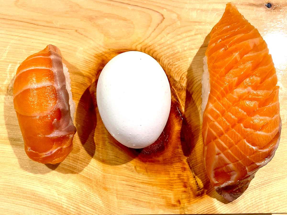 （左）通常サイズ（中央）卵（右）でか寿司
