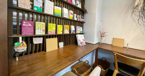 三田市中央町にある『本となごみの空間オクショウ』でワッフルバーガーをいただきました