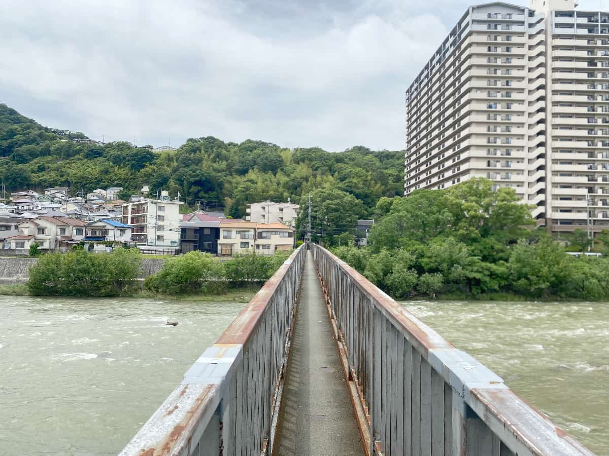 幅60㎝しかない生瀬水道橋（生瀬水管橋）を渡ったところに記念館があります