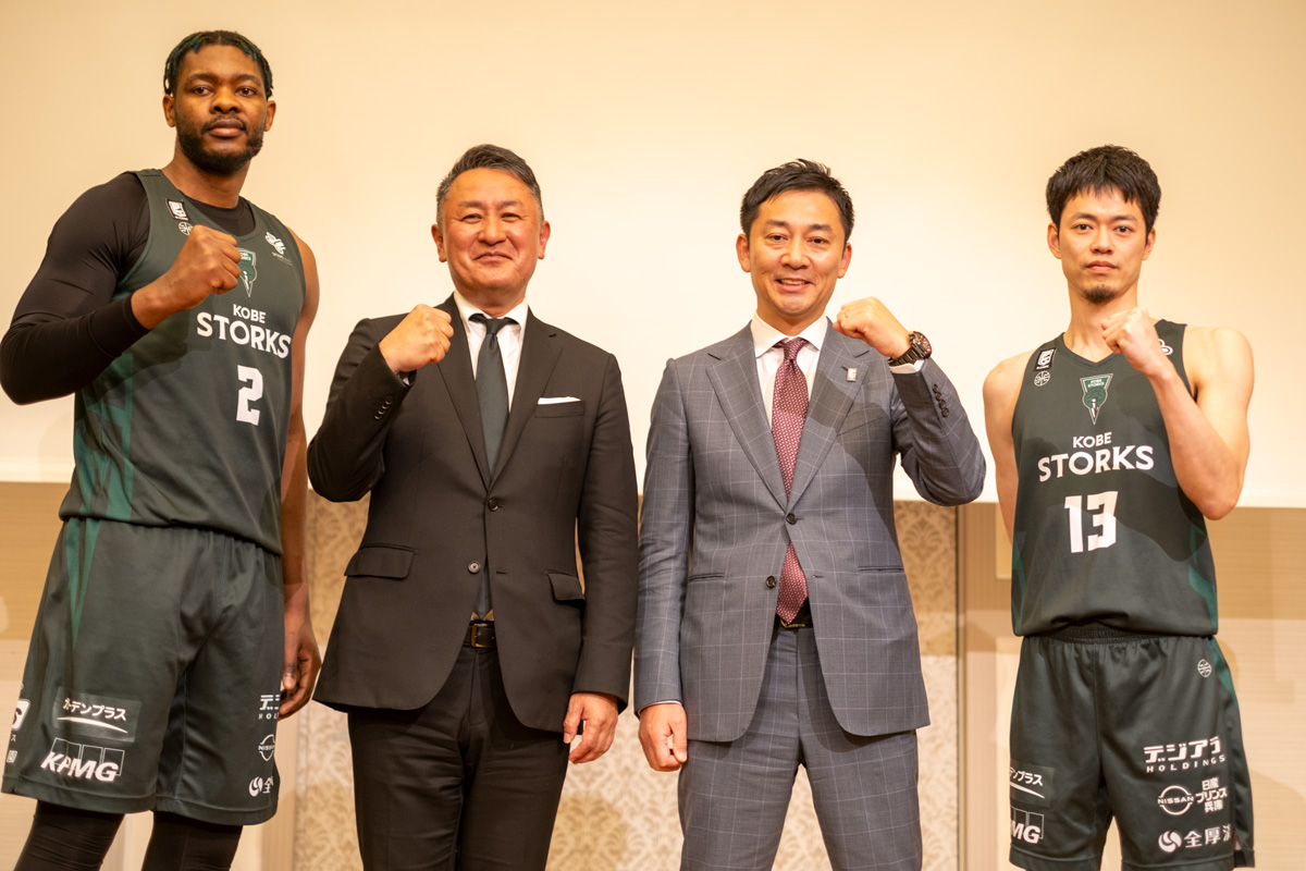 （左から）カロンジ・磯山パトリック選手、渋谷 順社長、島田慎二 チェアマン、道原紀晃選手