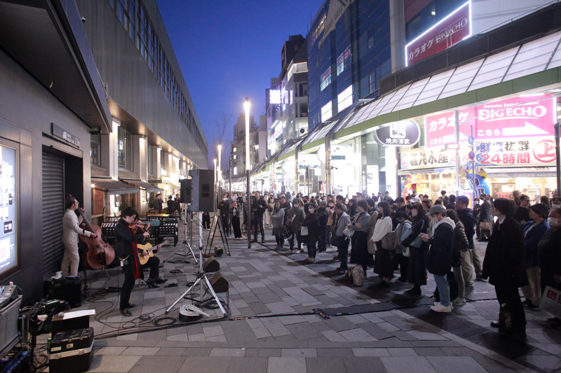 3月29日、30日にサンキタ通りで行われたプレイベントの様子　Hikari Hasegawa Gypsy Jazz Quartet